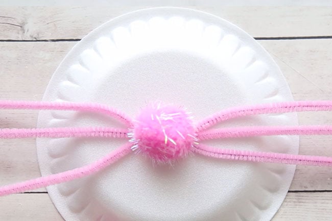 Aggiungi Pom Pom al Paper Plate Bunny Craft