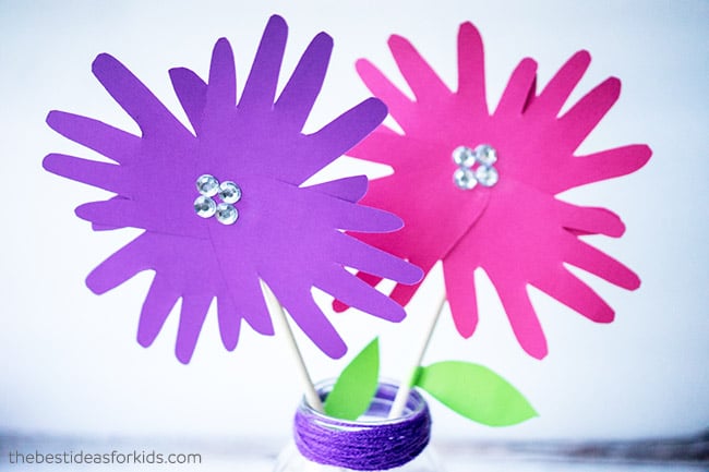 Craft de fleurs d'empreintes de mains pour les enfants