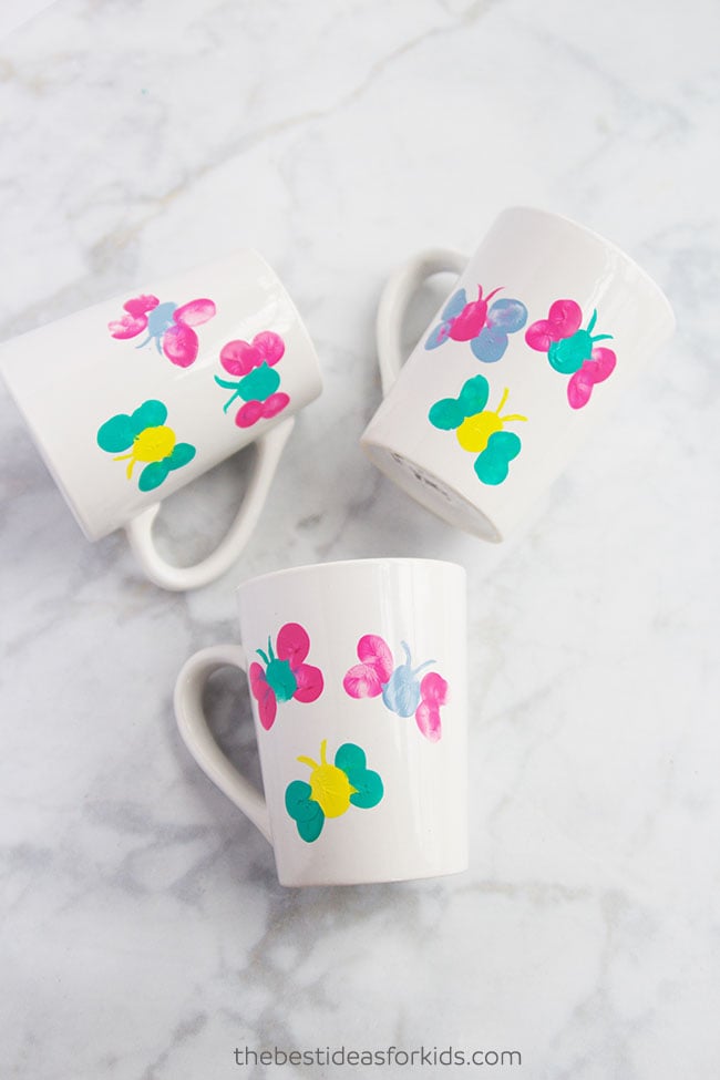 Fingerprint coffee mugs Mother's Day crafts for toddlers
