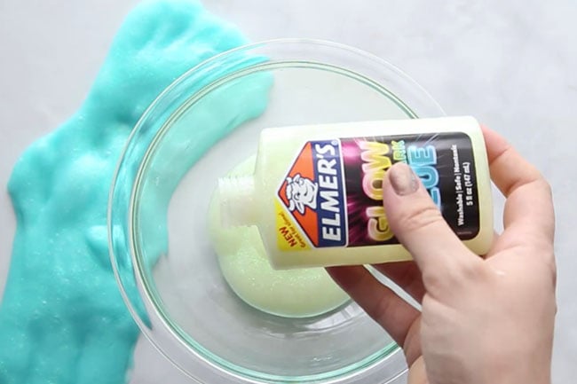 TESTING NEW ELMER'S GLUE FOR SLIME!!! GLOW IN THE DARK GLUE