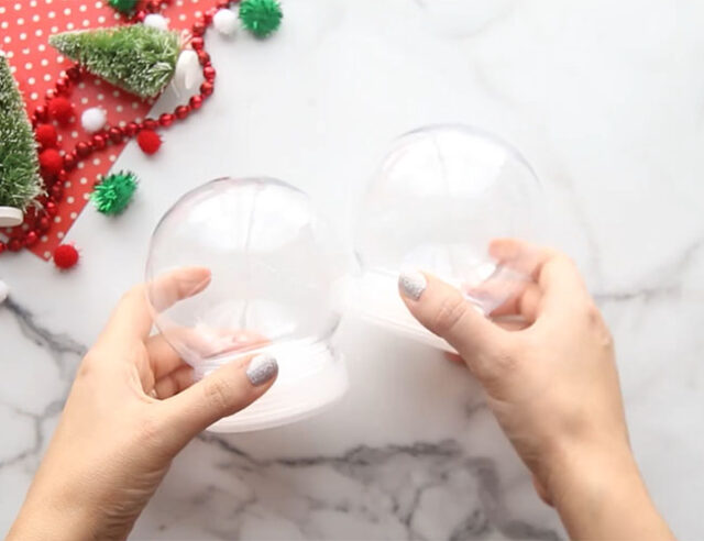 Get Plastic Snow Globes
