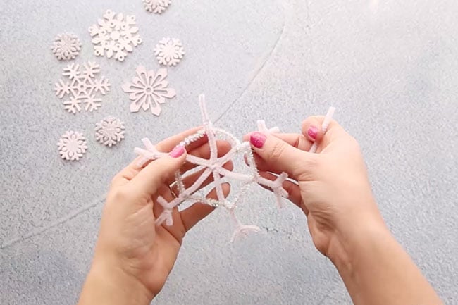 How to Make Pipe Cleaner Snowflakes