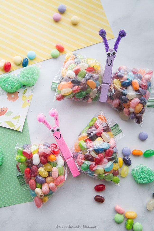 Easy Butterfly Snack Bags Using Clothespins and Baggies