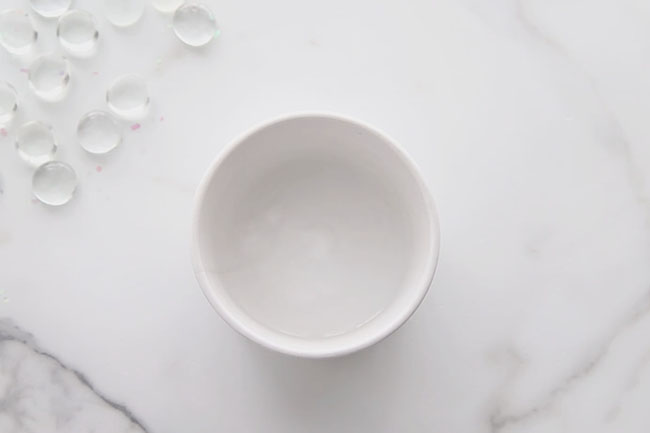 Mezcla agua y bicarbonato de sodio para hacer slime transparente