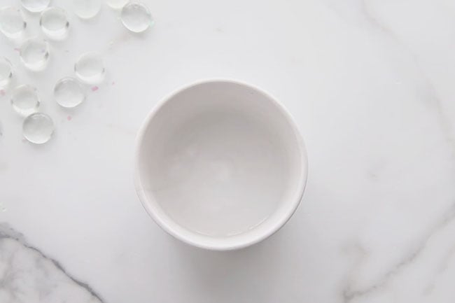 Mélangez l'eau et le bicarbonate de soude pour un slime transparent