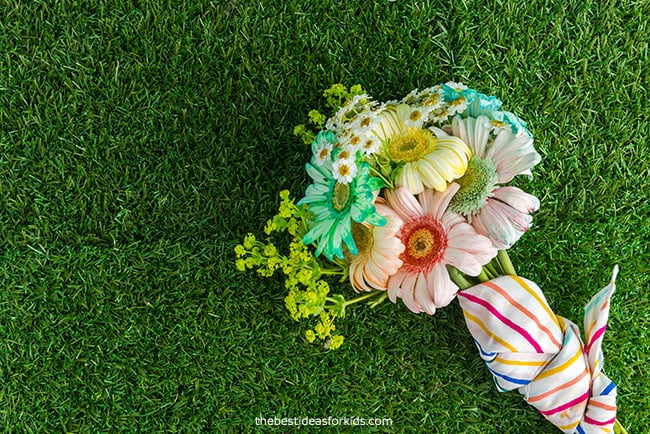 Make a flower bouquet with dyed flowers