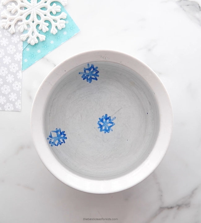 Dry Erase Marker Snowflakes Experiment