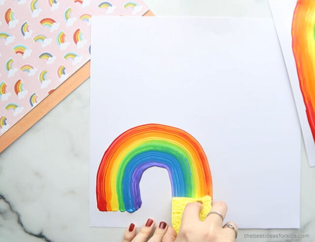 Make small rainbow sponge art