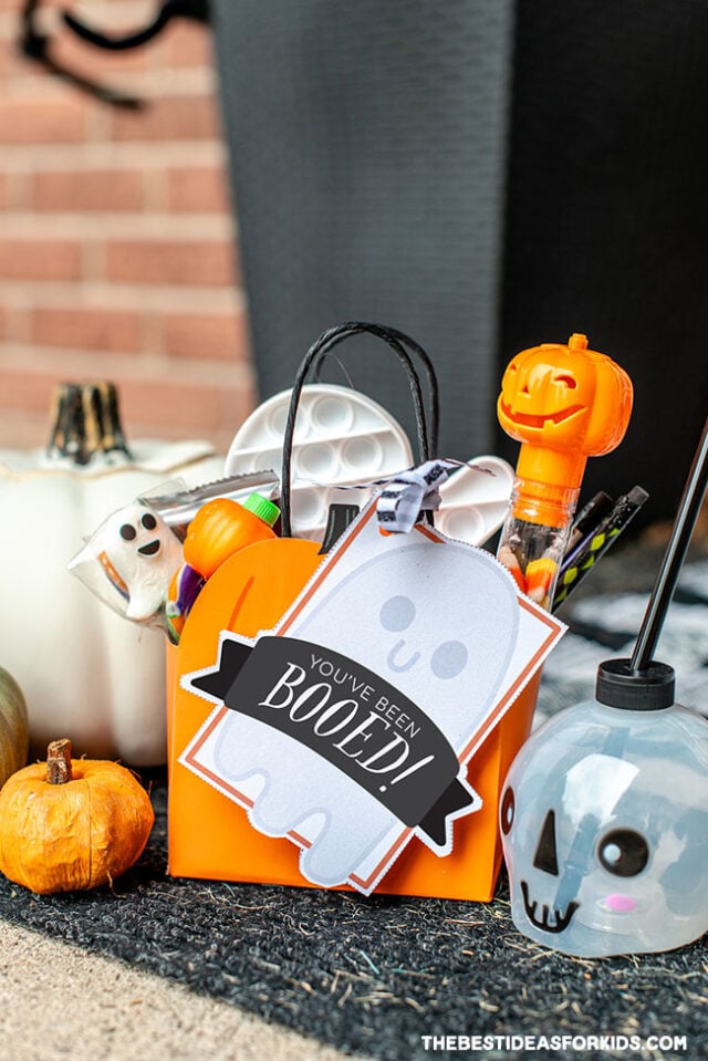 What is Halloween Booing? 5 Ways To Surprise Your Neighbors This