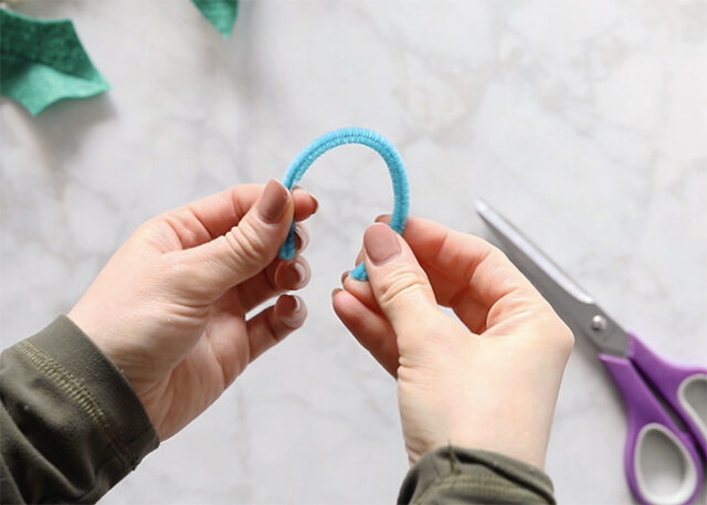 Bending pipe cleaner into U