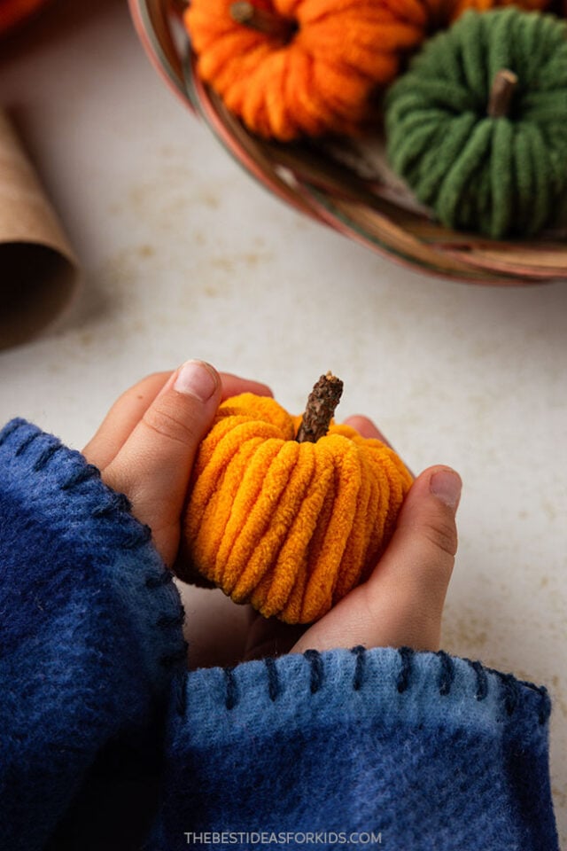 DIY Cardboard tube pumpkins with yarn
